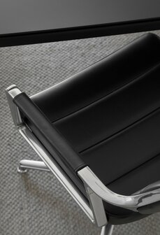 Vipp 453 Swivel met gliders, Black