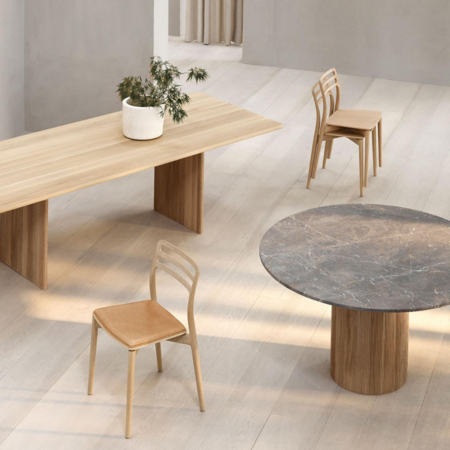 Vipp 481 Cabin stoel met zandkleurige leren zitting, licht eiken