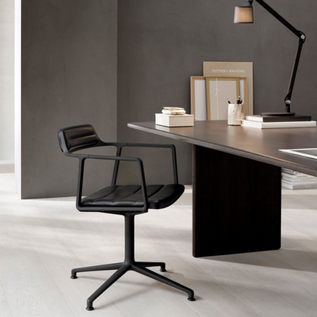 Vipp 452 draaistoel met glijders zwart frame , zwart leren zitting