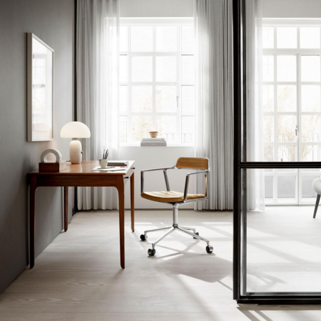 Vipp 452 Swivel met wielen, gepolijst frame zand leer zitting