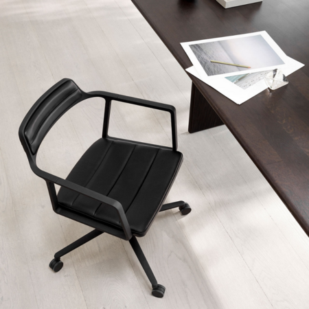 Vipp 452 Swivel met wielen, zwart frame, zwarte zitting 