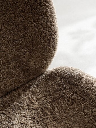 Vipp 466 Lodge loungestoel, curly amber