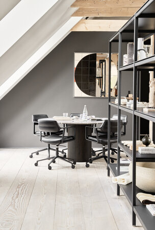 Vipp 453+ Swivel met wielen, black leather