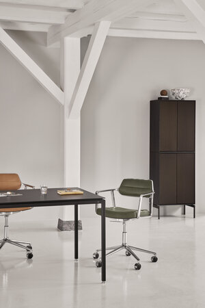 Vipp 453+ Swivel met wielen, Camel