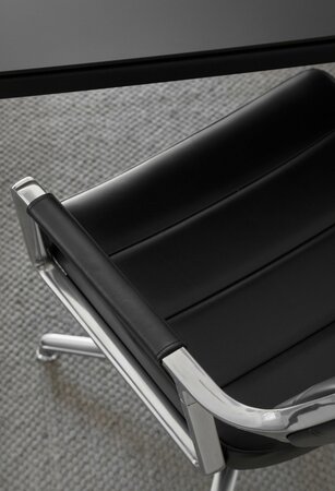 Vipp 453 Swivel met gliders, Black